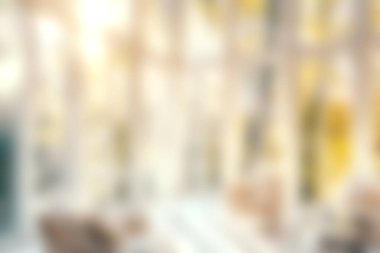 Parlak, modern bir iç mekan, rahat oturma alanını sıcak güneş ışığıyla dolduran geniş pencereler sergiliyor. Huzurlu bir atmosfer yaratıyor ve rahatlatıcı bir ortam yaratıyor..