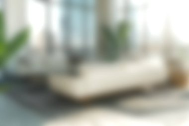 Bu resim modern mobilyaların verimli yeşillikle tamamlandığı parlak ve havadar bir oturma odasını sergiliyor, rahat ama şık bir atmosfer yaratmak için mükemmel..