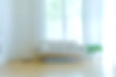 Minimalist dekorun, büyük pencerelerin ve doğal ışığın yer aldığı parlak ve havadar modern bir oturma odası. Çağdaş tasarım ve rahatlığı göstermek için ideal.