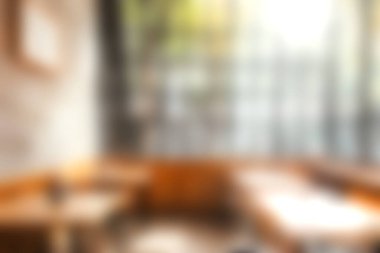 Sıcak ahşap elementlerin ve davetkar koltukların bulunduğu modern bir kafede rahat bir atmosfer deneyin. Rahatlamak ya da sıradan toplantılar için mükemmel..