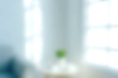 Yumuşak bulanık görüntü, rahat bir yaşam alanını aydınlatan doğal ışıkla aydınlık bir iç mekan sergiliyor. Huzur ve modern tasarım taşımak için ideal..