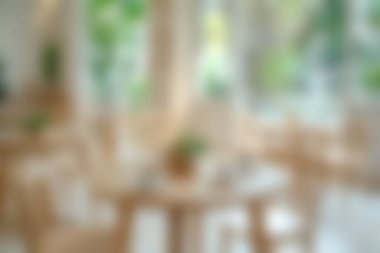 Sıcak ahşap mobilyalar ve yumuşak doğal ışığın bulunduğu sakin ve zarif bir yemek salonu. Toplantılar için mükemmel ya da aile ve arkadaşlarla sıcak bir yemek için..