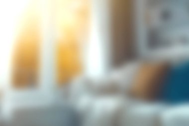 Doğal ışık ve konforu arttıran dekoratif unsurlarla dolu rahat bir oturma odasının yumuşak odak görüntüsü. Ev dekorasyonu ilhamı için ideal.