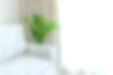 Yumuşak ışıklandırma ve biraz yeşillik içeren sakin bir iç mekan. Bu sakin ortam rahatlığı ve rahatlığı teşvik ediyor. Modern dekorasyon için mükemmel..