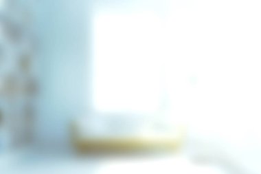 Parlak, modern bir yatak odası, asgari dekor ve doğal ışık sergiliyor. Rahatlamak ve rahatlamak için sakin bir atmosfer yaratıyor. Yaşam tarzı projeleri için ideal.