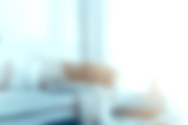 Bu görüntü, yatak odasının içini doğal ışıkla doldurup rahatlatıcı ve rahat bir atmosfer yaratıyor. Rahatlamak ve modern yaşam için mükemmel..