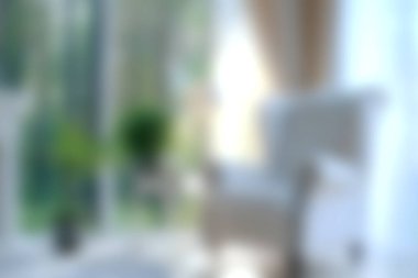 Yumuşak, doğal bir ışıkla yıkanmış, huzurlu ve davetkar bir yer yaratan, rahatlamak ve rahatlamak için mükemmel bir koltuğu olan parlak bir oturma odası..