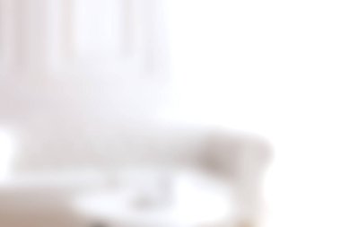 Huzurlu bir oturma odası, modern bir kanepe, zarif bir şekilde yumuşak odak ile tasarlanmış, parlak doğal ışık ile yıkanmış, huzurlu bir atmosfer için mükemmel..