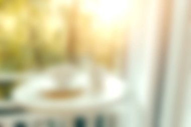 Yumuşak odaklı bir görüntü, güneşli bir pencere pervazında kahve ve kurabiyelerle rahat bir sabah görüntüsü yakalıyor, sıcaklık ve rahatlamayı çağrıştırıyor. Yaşam tarzı temaları için mükemmel.