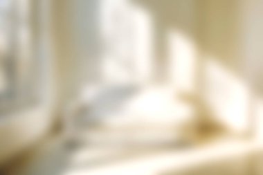 Çok güzel aydınlatılmış minimalist bir yatak odası pencereden süzülen yumuşak güneş ışığı, rahat bir atmosfer ve rahat bir yatak..