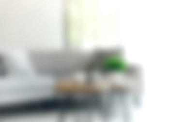 Yumuşak mobilyaların ve parlak doğal ışığın olduğu modern bir oturma odası. Düzensiz alan, modern yaşam tarzı için ideal olan rahatlama ve konforu vurguluyor..