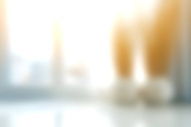 Bu rahat kafenin içinde yumuşak ışıklandırma, zarif dekor ve bol yeşillik var..