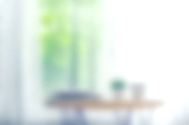 Büyük pencerelerden gelen doğal ışıkla dolu parlak ve havadar bir oturma odası. Kapalı alandaki bitkiler biraz yeşillik katar, dingin ve davetkar bir atmosfer yaratır. Rahatlamak veya çalışmak için mükemmel..