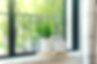 Parlak, yeşil bir bitkinin bulunduğu bir pencere manzarası, sakin ve davetkar bir atmosfer yaratıyor. Yaşayan her yer için mükemmel..