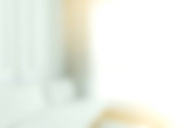 Bu resim, doğal ışık ve minimalist tasarımı vurgulayarak, modern bir odanın parlak ve yumuşak odaklı bir iç yüzünü sergiliyor. Yaşam tarzı ve ev dekorasyonu temaları için mükemmel.