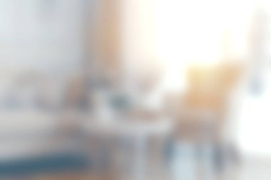 Yumuşak ışıklandırılmış modern bir oturma odası zarif mobilyalar ve davetkar mekanlarla sükuneti yakalar. Güneş ışığı süzgeçten geçer, rahat ve huzurlu bir atmosfer yaratır..