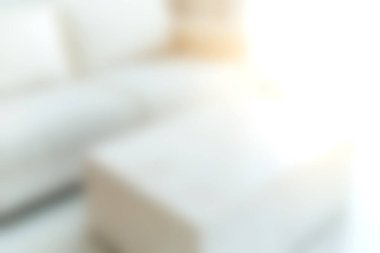 Rahat, beyaz bir kanepe ve modern dekor unsurları olan parlak ve havadar bir oturma odası keşfedin. Alanınızda rahatlık ve rahatlık göstermek için ideal.