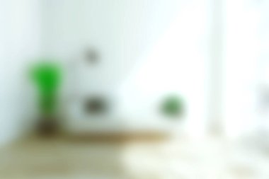 Sakin ve parlak bir iç mekan. Minimalist tasarım, doğal ışık ve yeşillik sergiliyor. Huzurlu ve davetkar bir ortam yaratıyor..