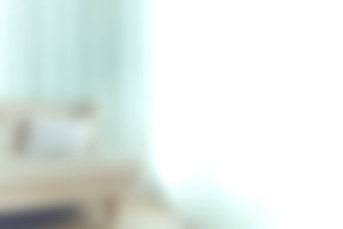 Bu yumuşak odak görüntüsü, perdelerin arasından süzülen doğal ışıkla aydınlatılmış, huzurlu bir oturma odası ve huzurlu bir atmosfer yaratıyor..