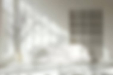 Parlak ve havadar minimalist bir yatak odası, sakin ve davetkar bir atmosfer yaratan doğal bir ışık sergiliyor. Yumuşak nötr dekor rahatlığı ve rahatlığı arttırır..