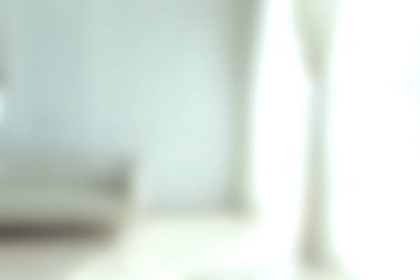 Yumuşak dekor elementleri ve mekanı aydınlatan doğal ışığın yer aldığı parlak ve havadar bir oturma odası. Modern bir yaşam tarzı sergilemek için ideal..