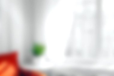 Bulanık arka plan, yumuşak doğal ışık ve rahatlamak ve rahatlamak için mükemmel turuncu kanepe içeren parlak ve rahat bir oturma odası sahnesi..