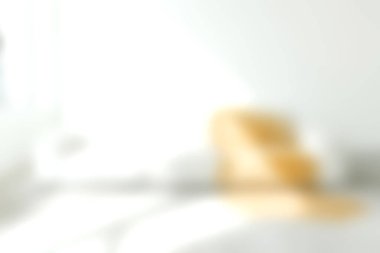 Bu dingin yatak odası yumuşak tekstil ve minimalist dekora sahip, davetkar ve sıcak bir atmosfer yaratan doğal ışığı sergiliyor. Rahatlamak için ideal.