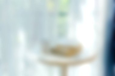 Yumuşak bir odak görüntüsü, sıcak bir kahvaltı masasının özünü taze gıdalar, davetkar atmosfer ve sıcak sabah ışığı ile yakalıyor. Yiyeceklerle ilgili konular için mükemmel.