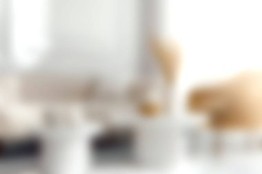 Yumuşak tekstil ve doğal ışığın minimalist tarzda dizayn edildiği rahat ve modern bir oturma odası. Rahatlamak ve rahatlamak için mükemmel bir ortam..