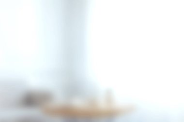 Parlak ve havadar bir oturma odasında modern mobilyalar ve rahat bir atmosfer sergileniyor. Doğal ışık boşluğu dolduruyor, davetkar ve minimalist tasarımını geliştiriyor..