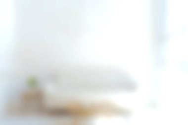 Yumuşak tekstil ve doğal ışıkla yıkanmış minimalist dekorların sergilendiği güzel, parlak bir oturma odası dinlenmek için sakin bir atmosfer yaratıyor..