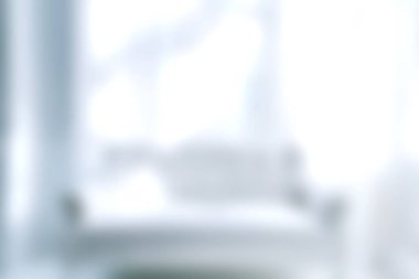 Yumuşak ışıkla aydınlatılmış, minimalist mobilyalarla aydınlatılmış ve rahatlama ve yaratıcılık için ideal sakin bir atmosfer..