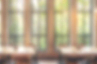 Mekanı doğal ışık ve yeşillik manzaralarıyla dolduran, rahatlamak ya da sosyalleşmek için mükemmel geniş pencereli parlak ve davetkar bir kafe..