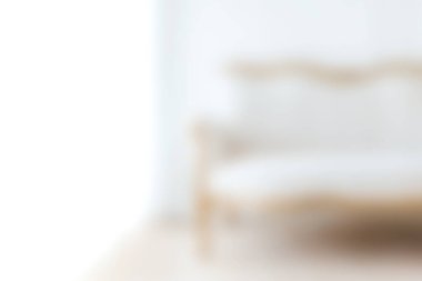 Rahat ve cezbedici minimalist oturma odası rahat bir kanepeye odaklanarak modern bir ev ortamında huzurlu ve şık bir ortam yaratıyor..