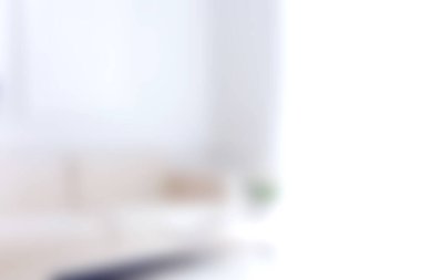 Bu ışık dolu oturma odasında, dinlenmek ve toplanmak için mükemmel sakin bir atmosfer yaratan çağdaş bir kanepe ve minimalist bir dekor var..