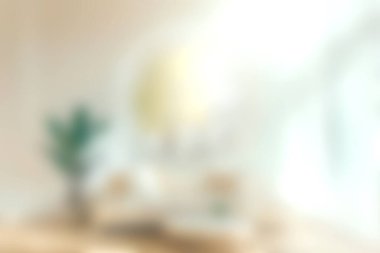 Modern dekorun, yemyeşil bir bitkinin ve davetkar unsurların yer aldığı parlak ve havadar bir ev. Şık yaşam alanlarında sıcaklığı ve rahatlığı göstermek için mükemmel..