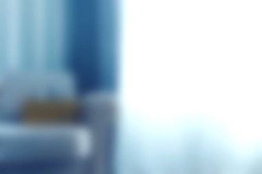 Açık mavi aksanlı ve yumuşak tekstil ürünleri olan sakin bir oda huzurlu bir atmosfer yaratıyor. Rahatlama ve iç tasarım için mükemmel..