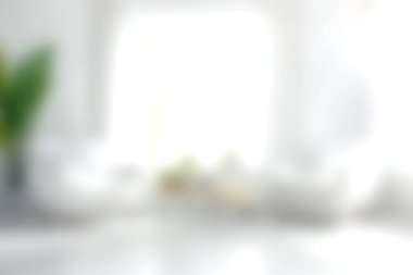 Parlak ve davetkar bir atmosfer yaratan ve rahatlamak için mükemmel bir ortam yaratan doğal ışıkla aydınlatılmış minimalist dekorun yer aldığı sakin bir oturma odası..