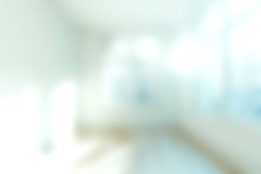 Parlak ve havadar bir iç mekan. Doğal ışığın bol olduğu geniş pencereler. Bu dingin alan minimalist tasarım ve sükuneti vurgular..