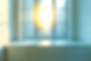 Yumuşak bir sabah ışığı pencereden süzülerek sakin ve sakin bir atmosfer yaratır. Nazik parıltı uzaya bir sıcaklık ve sükunet katar..