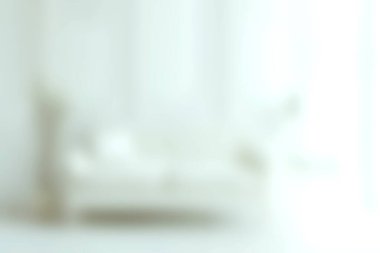 Yumuşak bir kanepe ve parlak bir renk düzeni olan sakin ve minimalist bir oturma odası, rahatlama ve şık dekorasyon fikirleri için mükemmel..