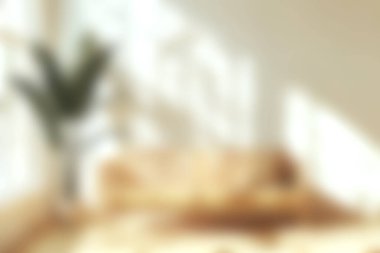 Bu rahat oturma odasında, davetkar atmosferini arttıran bol miktarda doğal ışık var. Kapalı alan bitkisi biraz yeşillik katar. Rahatlamak için birebirdir..