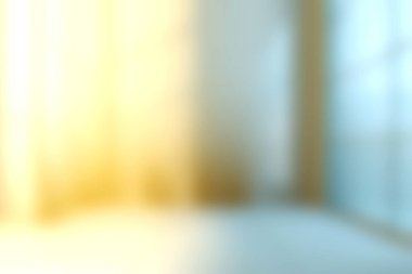 Bu görüntü, ev dekorasyonu teması için sıcak ve davetkar bir atmosfer yaratarak, doğal ışıkla yıkanmış yumuşak bir iç mekan içeriyor..