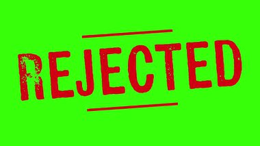 Kırmızı reddedilmiş bir damga. Parlak yeşil arka planda iki satır üstü ve altında.