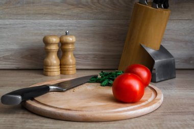 Pişirmeden önce sebze hazırlamak - domates, maydanoz, bıçak.