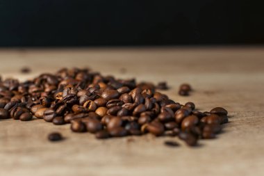 Aromatik natürmort: Fasulye ve Ahşap