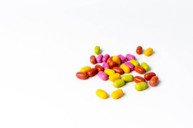 Beyaz arkaplanda renkli şekerler