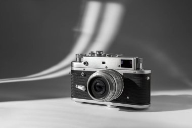 Dramatik Gölgeli Klasik Film Kamerası. Yüksek çözünürlüklü stüdyo görüntüleri net detaylar ve temiz minimum kompozisyon.