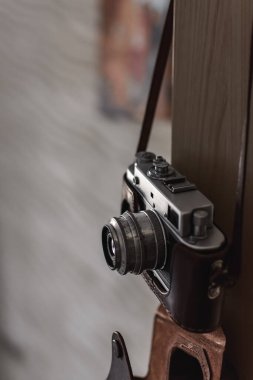 Retro Rangefinder Kamerası. Klasik klasik bir film kamerasının yakın çekimi. Fotoğraf tarihi, analog teknoloji, retro tarzı veya kamera koleksiyonu gibi temalar için uygun nostaljik bir resim.