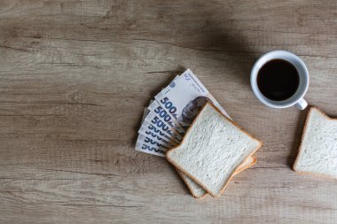 Money Tender sandviçi, Ukrayna hryvnia ve sabah kahvesinden zengin bir kahvaltı.